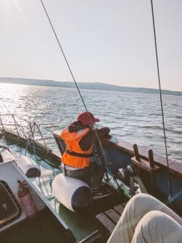 Vaikas gelbėjimosi liemene laivo priekyje